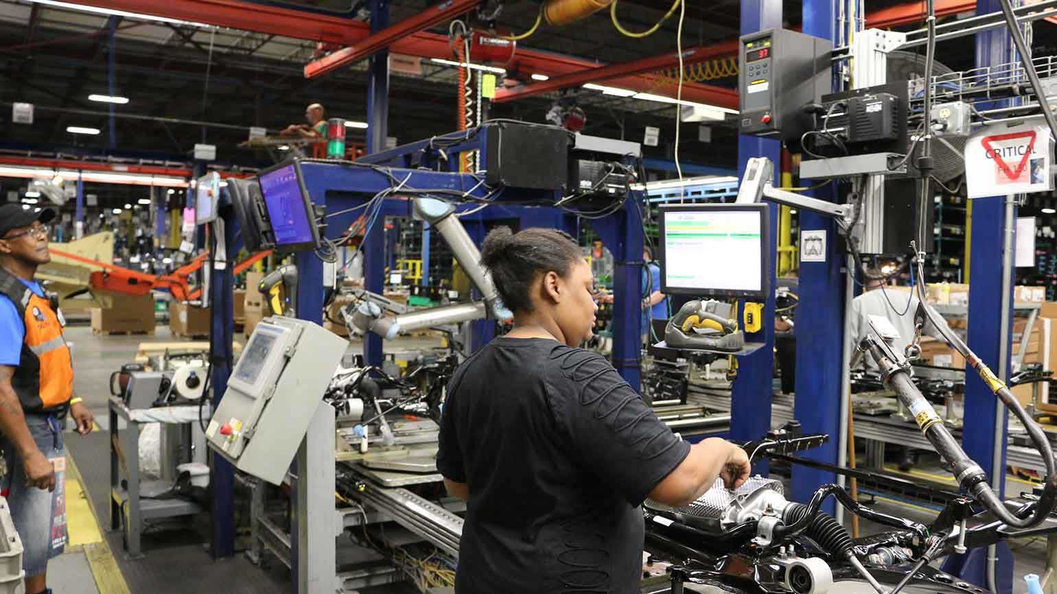 미국 오하이오 주의 콤프리헨시브 로지스틱스에서는 UR10이 조립 라인에서 인간 작업자와 함께크래들 하위 조립 라인을 검사하고 있습니다.