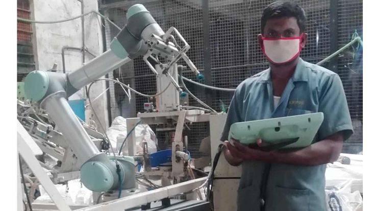 インドの農業には灌水機が欠かせないため高い需要がありますが、コロナ感染拡大でメーカー従業員が出勤できず、企業は大打撃を受けました。インドの大手農機具メーカーKrishi Groupは、労働力の40〜50％を失い供給困難に陥ったことからUR協働ロボットの導入を決定。今では協働ロボットが人間のとなりで働き、これまで作業員2人でやっていた品質管理工程を担当しています。