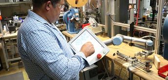 왈도는 SFEG의 프로토타입 어플리케이션에 전개된 로봇입니다. 이 로봇은 바퀴 위에 설치되어 금방 사라졌다가 사람들로 둘러싸인 새로운 장소에서 불쑥 나타나곤 합니다.