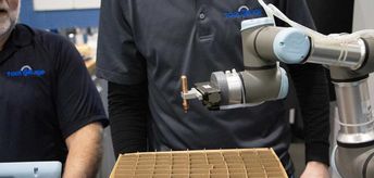 美國Tool Gauge的UR3機器人利用內建堆棧精靈,準確地將零件放入盒子方格內。