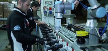 UPES는 생산 라인에 UR 로봇을 배치하여 강력하고 반복적 인 작업을 수행하고 작업자가 더 많은 보람있는 업무를 수행 할 수 있도록합니다. 직원은 로봇이 쉽고 빠르게 설치 및 프로그래밍 할 수 있으며 제품 품질을 유지하고 생산성을 향상시키는 데 즉각적인 영향을 미쳤습니다.