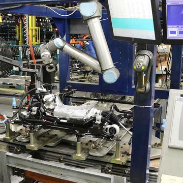 Each image taken by the camera-equipped UR10 is immediately processed and inspection results are shown on a screen next to the cobot.