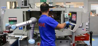 인간과 협업을 목표로 하는 협동로봇은 가벼운 소재로 설계되어 있으며, 원형으로 자유롭게 움직일 수 있고, 역추진 모터 또한 내장하고 있습니다. 뿐만 아니라 협동로봇은 로봇 팔의 이동 경로에 장애물(특히 인간)이 있으면 자동으로 즉시 움직임을 멈출 수 있게 하는 혁신적인 포스-센서 기술을 갖추고 있습니다.