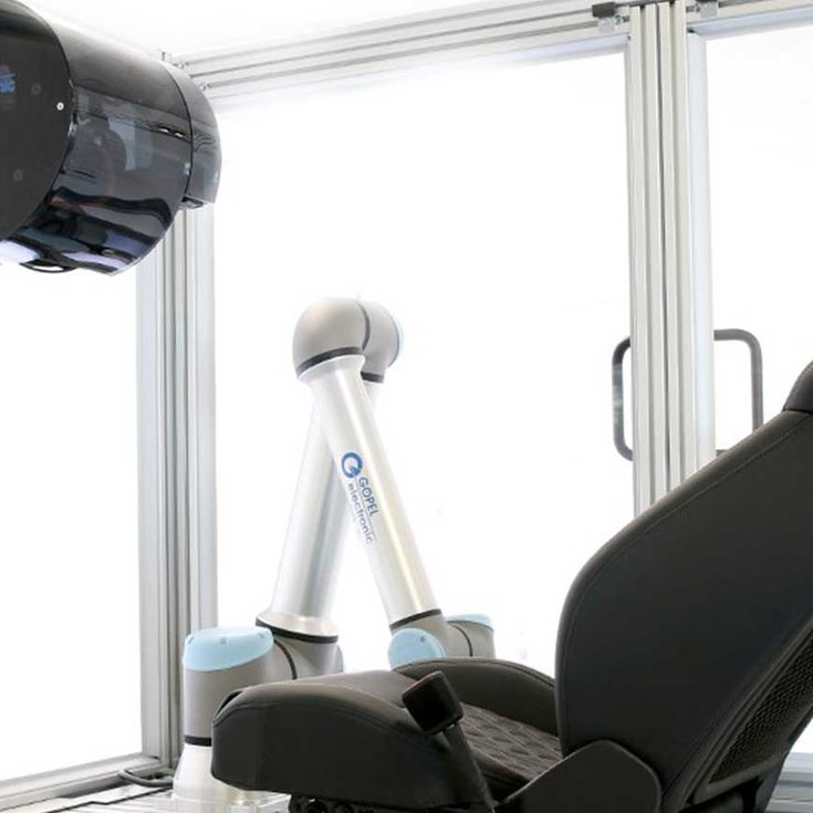 GÖPEL 일렉트로닉은 고객의 특정 요건을 충족하는 시스템을 개발했습니다. 이 애플리케이션의 핵심은 유니버설 로봇의 코봇입니다.