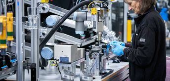 UR3可以量測並撿取新供應的螺絲，在已精確定義的十字圖案中，使用16顆螺絲鎖緊法蘭，以確保齒輪正確置中。UR3機器人只需四分鐘左右的時間，就可將28顆螺絲組裝到機器人關節中。作業員則可利用這段時間備妥下一個要組裝的關節。