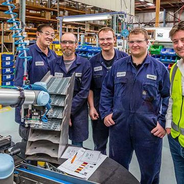 가장 지루하고 반복적인 작업을 담당하고 있는 새로운 동료, 빅토리아와 함께 일하는 뉴질랜드의 아사 아블로이 팀.
