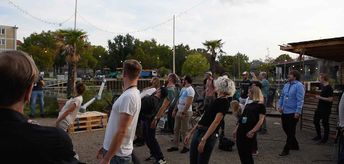 2018 프로세스 페스티벌(the Process Festival)에서 AATB가 진행한 Robo-Yoga 워크숍. 마지막 요가 퍼포먼스는 UR10 협동로봇과 상호작용이 가능한 참가자들이 로봇에게 요가 동작을 가르쳐준 결과였습니다.