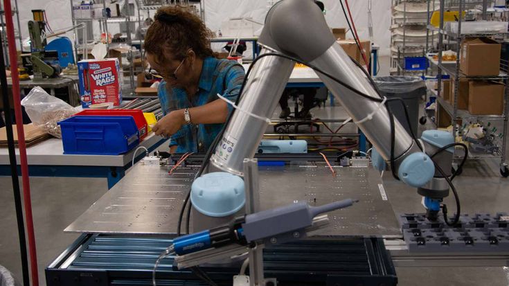　ワシントン州シアトルにある航空宇宙機器メーカーTool Gauge社は、プラスチック組み立て・分注の工程にUR5を導入。ここでは人とロボットが近距離で協働しています。協働ロボットの力制御安全システムが働き、障害物があると作業を自動停止します。