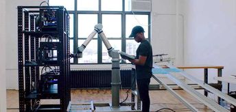 유니버설로봇의&nbsp;UR10은&nbsp;부두&nbsp;매뉴팩쳐링(Voodoo manufacturing)의&nbsp;3D프린터에서&nbsp;“수확하기”를 처리하고&nbsp;있습니다.&nbsp;이&nbsp;회사는&nbsp;협동로봇&nbsp;전개를&nbsp;통해&nbsp;생산량이&nbsp;3배로&nbsp;증가하였습니다.&nbsp;또한&nbsp;스타트업인&nbsp;브루클린(Brooklyn)은&nbsp;창업&nbsp;비용을&nbsp;90%까지&nbsp;줄일&nbsp;수&nbsp;있었습니다.