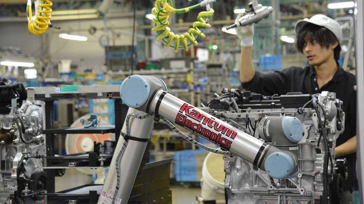 日產在一部份的組裝工作中配置了UR10協作型機器人，當中就包括需要與作業員密切合作的工作