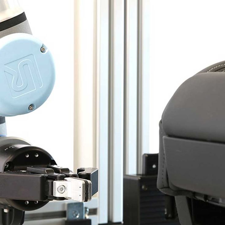 UR10e에는 차량 카시트의 버튼과 스위치를 작동시키는 로보티크의 UR+ 인증 그리퍼가 장착되어 있습니다.