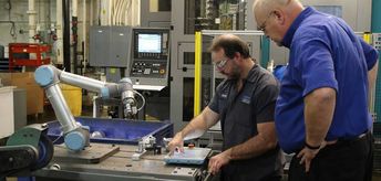 작업&nbsp;간에&nbsp;이동이&nbsp;가능한&nbsp;유연한&nbsp;자동화&nbsp;툴로&nbsp;코봇을&nbsp;사용할&nbsp;수&nbsp;있는&nbsp;것은&nbsp;위탁&nbsp;및&nbsp;고혼합/저볼륨&nbsp;제조업체에게&nbsp;매우&nbsp;중요합니다.&nbsp;미국&nbsp;인디애나&nbsp;주의&nbsp;태스크&nbsp;포스&nbsp;팁스(Task Force Tips)의&nbsp;CEO&nbsp;스튜어트&nbsp;맥밀런(Stewart McMilan,&nbsp;오른쪽)은&nbsp;"과거에&nbsp;로봇&nbsp;사용의&nbsp;주요&nbsp;장애물은&nbsp;설비&nbsp;주변에&nbsp;필요한&nbsp;안전&nbsp;펜스였습니다."&nbsp;라고&nbsp;설명했습니다.&nbsp;코봇의&nbsp;아름다운&nbsp;점은&nbsp;안전&nbsp;설비에&nbsp;대한&nbsp;모든&nbsp;비용이&nbsp;필요하지&nbsp;않다는&nbsp;것입니다.&nbsp;테이블&nbsp;바로&nbsp;위에&nbsp;로봇과&nbsp;기계를&nbsp;올려놓고&nbsp;몇&nbsp;분&nbsp;안에&nbsp;로봇에게&nbsp;부품&nbsp;싣는&nbsp;법을&nbsp;가르칠&nbsp;수&nbsp;있습니다.&nbsp;로봇은&nbsp;이동하면서&nbsp;고된&nbsp;일을&nbsp;하는&nbsp;사람을&nbsp;돕는&nbsp;일종의&nbsp;파트너가&nbsp;됩니다.&nbsp;이는&nbsp;로봇을&nbsp;보는&nbsp;관점에&nbsp;있어서&nbsp;근본적인&nbsp;패러다임의&nbsp;변화를&nbsp;의미합니다.