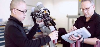 미국 위스콘신 주에 위치한 맞춤 사출 성형 회사인 EVCO 플라스틱스(EVCO Plastics)은 빠르게 변화하는 공정에서 24시간 생산해야 하는 과제에 직면해있었습니다. 유니버설 로봇의 이동형 차량은 현재 디스펜싱, 조립, 품질 검사, 3D 프린터 수확 및 포장 작업과 같은 광범위한 작업을 처리하고 있습니다.“우리는 이런 비싼 가격으로 고객에게 다가가지 않습니다. 우리는 단지 ‘당신은 이 하나의 작업을 수행하는 로봇을 사야 합니다’ 라고 말합니다. 우리는 비용을 받고 여러 고객들에게 이를 할당함으로써 실질적인 가격 경쟁력을 얻습니다.” 라고 ECO 플라스틱스의 자동화 매니저인 버니 데겐하르트(Bernie Degenghart, 오른쪽)는 말합니다.