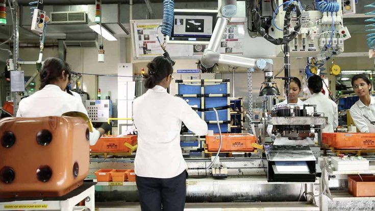 位於印度Bajaj Auto，安裝在天花板上的UR10執行組裝及機械維護。