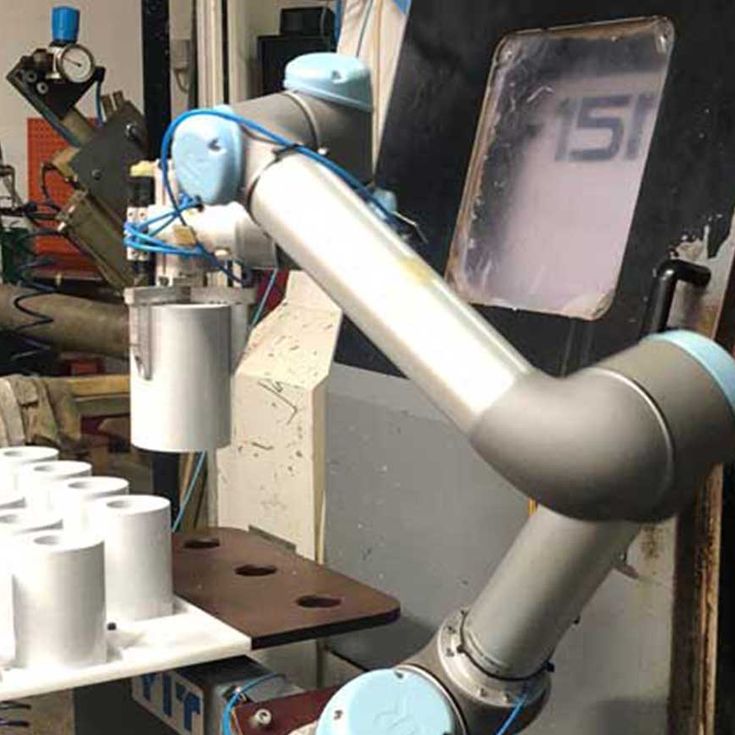 2011년부터 라이나텍스가 사용해온 UR5는 여전히 건강한 모습을 자랑합니다. 라이나텍스의 UR5는 CNC 기계를 다룬지 7년 이상 지난 후에도 여전히 건재함을 보이고 있으며, 심지어 하루의 추가 교대도 준비하고 있습니다.