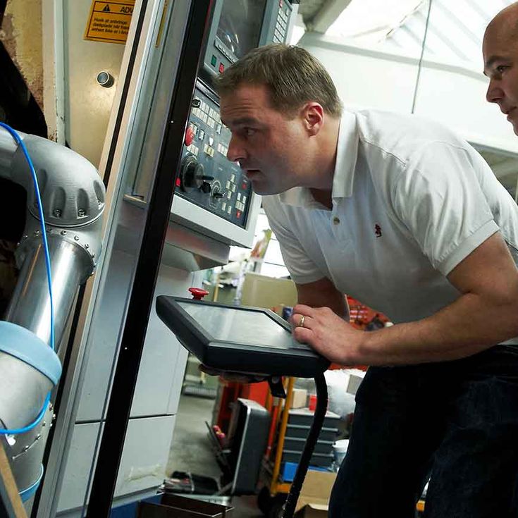 De eerste cobot ter wereld werd in december 2008 geïnstalleerd bij Linatex, een Deense leverancier van kunststoffen en rubber voor industriële toepassingen. Het bedrijf gebruikt nog altijd UR-robots en profiteert hierbij van de lange levensduur van het product; hun oorspronkelijke UR5-model werd in 2010 vervangen door een versie van de tweede generatie en werkt sindsdien probleemloos.