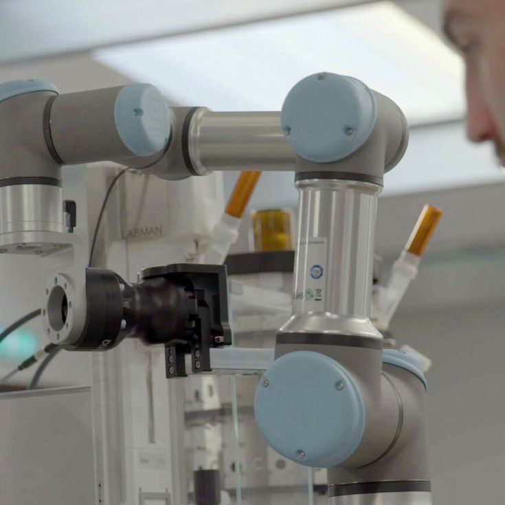 Labman Automation to brytyjska firma technologiczna specjalizująca się w projektowaniu i produkcji robotów laboratoryjnych. Firma opracowała MultiDose, zautomatyzowany instrument laboratoryjny do dawkowania ciał stałych, wybierając ramię UR3e cobot do zasilania systemu ze względu na osiągnięcia UR i łatwość użytkowania.