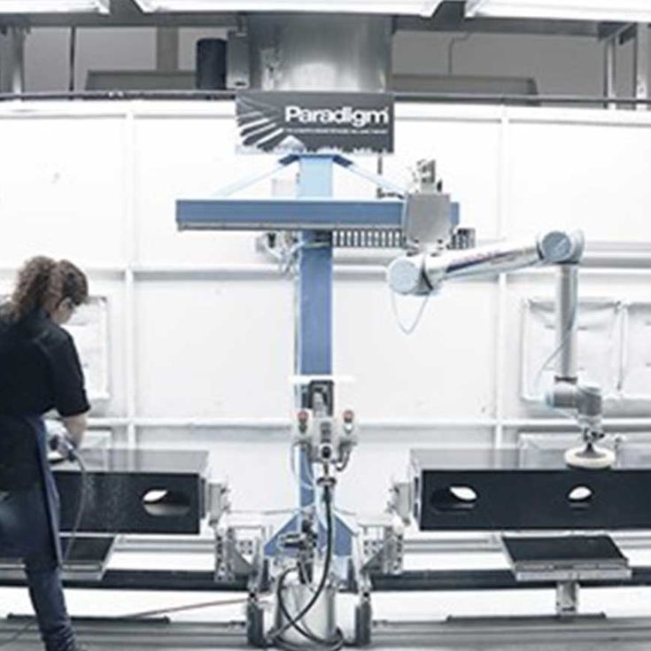 인간과 나란히 작업하는 UR10 로봇. 인간/코봇 협업