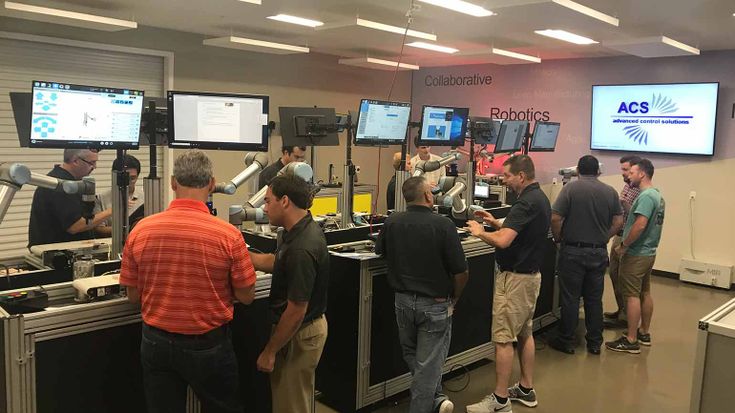 優傲機器人授權培訓中心透過建構線上培訓模組的方式,為從業人員提供進階培訓課程。培訓中心除了常見於遍佈全球的優傲機構外,也會出現在合作夥伴的據點,例如圖中的美國Advanced Control Solutions。