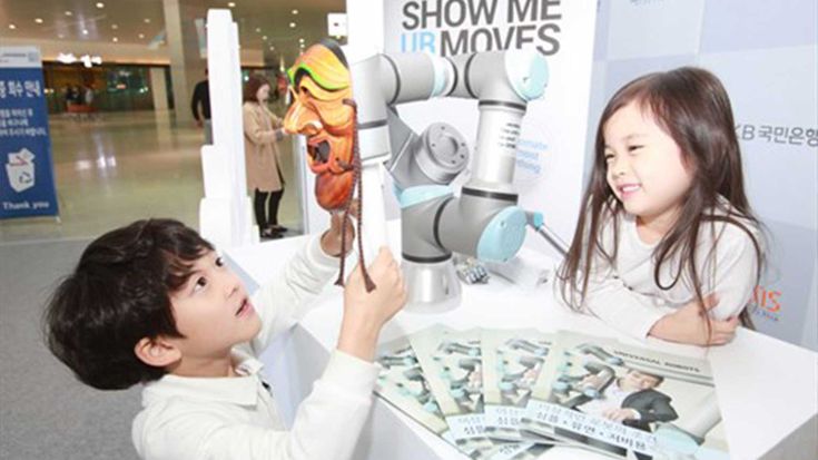 Experience and age is no barrier. At Robot World 2015, we looked on as these children programed the UR3 to dance simply by moving the robotic arm.