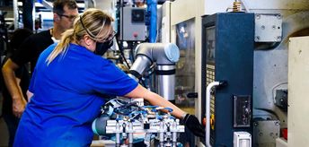 Die Maschinen-Tending-Anwendung wird durch leuchtende Kommunikationsgeräte angereichert, die die verschiedenen Maschinenzyklen an die Bediener kommunizieren, was die Interaktion sicher und kollaborativ macht