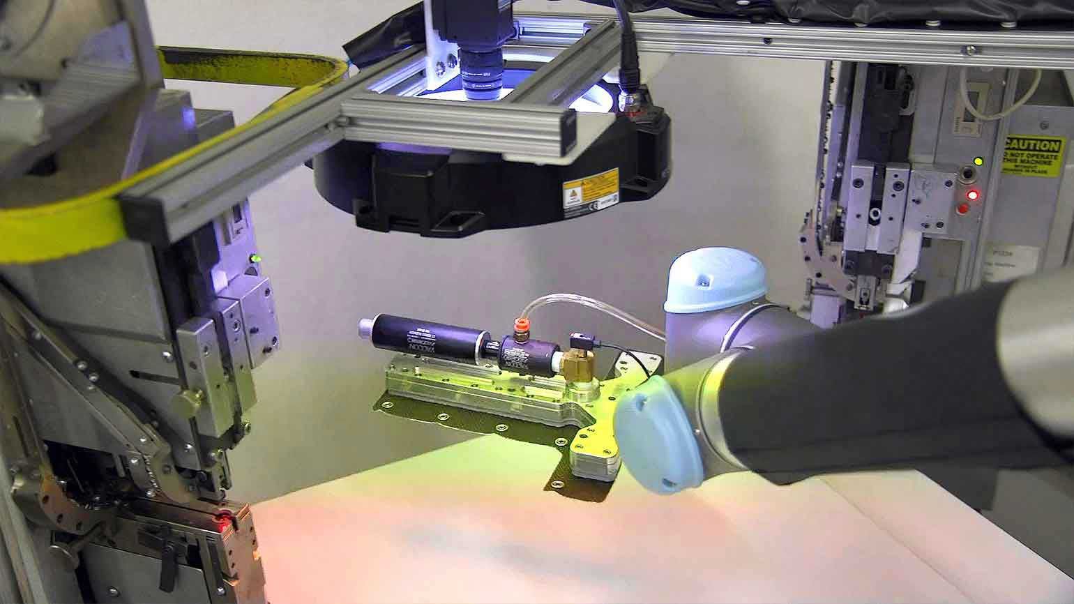 UR 협동로봇을 사용한 비전 검사. male, female snap이 삽입되면, UR5는 품질 검사를 위해 검사체를 비전 카메라 렌즈 아래에 놓고 이상 여부 확인 후 결과에 따라 분류 배치 합니다.