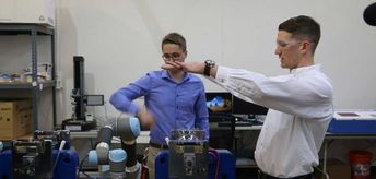 애리조나 주 피닉스 소재의 가족 경영회사 지퍼터빙(Zippertubing)은 비전 가이드(vision-guided)가 필요한 애플리케이션과 유니버설로봇의 협동로봇을 통합했습니다.