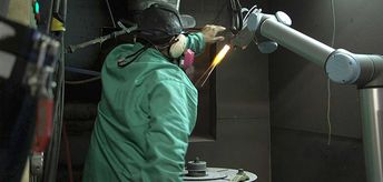 텍사스 주 달라스에 있는 에어크래프트 툴링(Aircraft Tooling)은 고속 산소 연료&nbsp;(HVOF)&nbsp;및 플라즈마 분무 공정을 수행하기 위해&nbsp;UR10&nbsp;협동로봇을 설치해 더럽고 지루하고 위험한 것(3D)으로 분류되는 작업을 자동화했습니다.
