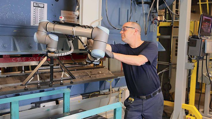 在加拿大蒙特羅的Etalex,當操作員進入工作區時,正在管理彎板壓機的UR10協作型機器人會減速至原本的20%。SICK安全掃描器與機器人相連,一旦有人進入工作區就會被偵測到。