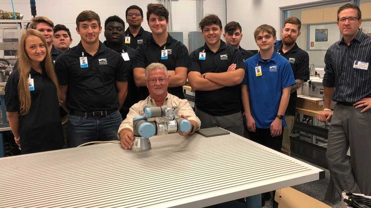 UR 협동로봇을 사용하는 ROOTS 엔지니어링 서비스, 일자리와 기쁨을 줍니다