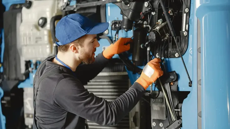 O MTTR (Mean Time To Repair) mede o tempo médio necessário para reparar uma falha e restaurar o equipamento à operação normal.
