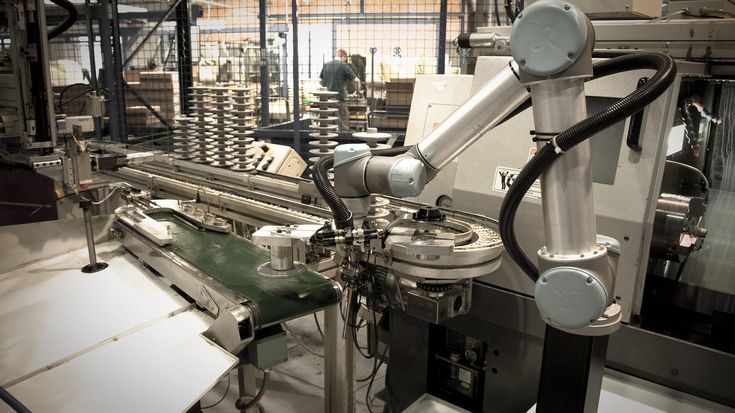 Det lilla tjeckiska företaget Multi-Wing CZ tillverkar axialfläktar för ventilationssystem. Genom att använda UR-cobotar som passar den automatiska svarven har produktionskostnaderna för varje enhet minskat med 10–20 procent, vilket har inneburit en årlig besparing på nästan 7 000 euro.
