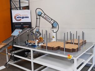 Le cobot le plie avec précision à l'aide d'une palette