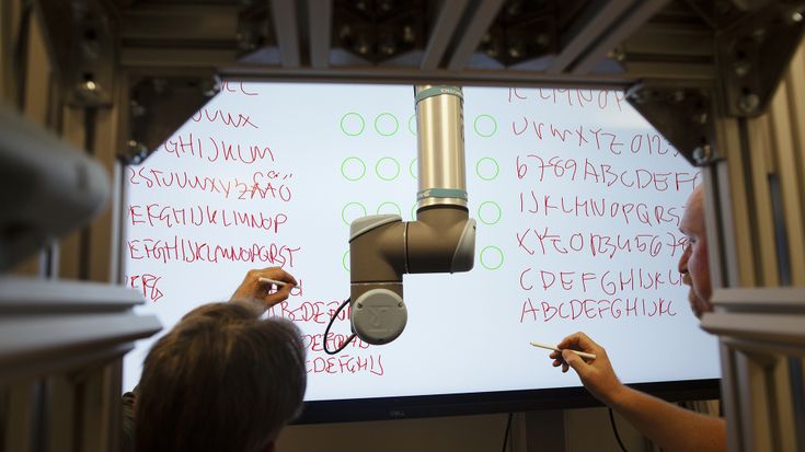 Coboten behöver inga säkerhetsavgränsningar eller skydd och kan därför användas när FlatFrog testar skärmarnas multiuserfunktion, alltså när flera skriver samtidigt.