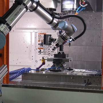Le cobot équipé d’une ventouse à vide approvisionne automatiquement la machine