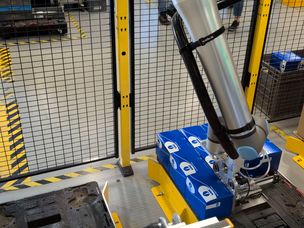 La pelle se rétracte et la préhension est relâchée pour déposer le carton avec soin et précision