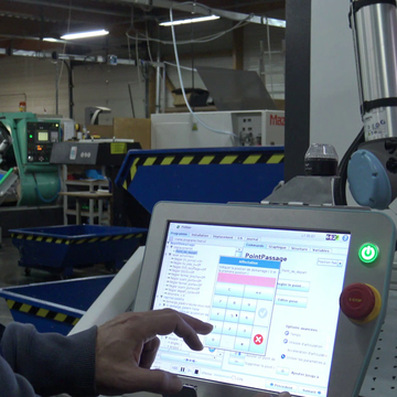 À l’aide de la tablette, il programme et lance le cobot facilement