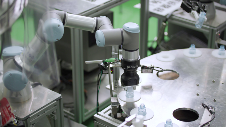 先端軸が無限回転するUR3eをキャップ取付に採用