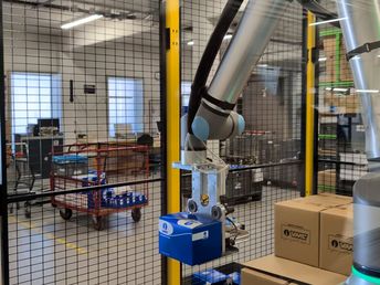 Le bras robotique déplace le carton vers l’endroit souhaité sur la palette correspondant à sa taille