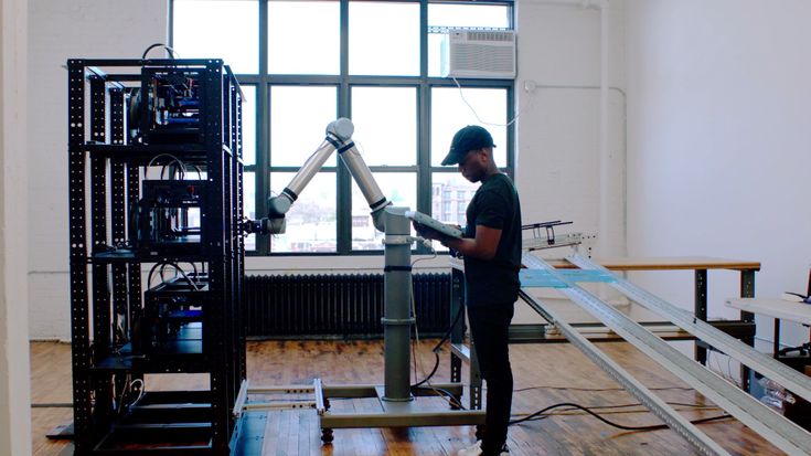 Universal Robots UR10 klarar ”skörden” – lastning och lossning av plattorna i 3D-skrivarna hos Voodoo Manufacturing. Tack vare kollaborativa robotar har produktionen tredubblats hos denna startup i Brooklyn och kommer att bidra till en kostnadesreducering på 90 procent. Företaget valde UR-roboten för den snabba integrationen med externa system, som möjliggjorts tack vare plattformen UR+.