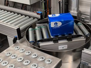 Le carton circule sur un convoyeur et arrive au robot via une table tournante