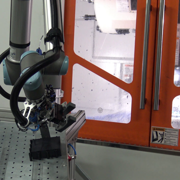 Le cobot recentre la pièce à usiner pour son indexage précis avant la mise en étau