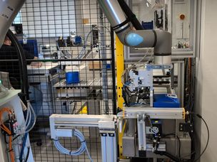 Il le prend en charge avec une pompe à venturi et une pelle à lames