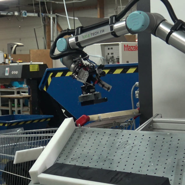 Avec la pince, le cobot dépose la pièce usinée dans un bac