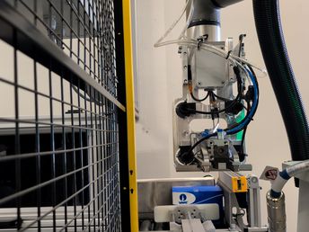 Le robot le positionne à l’aide d’un vérin