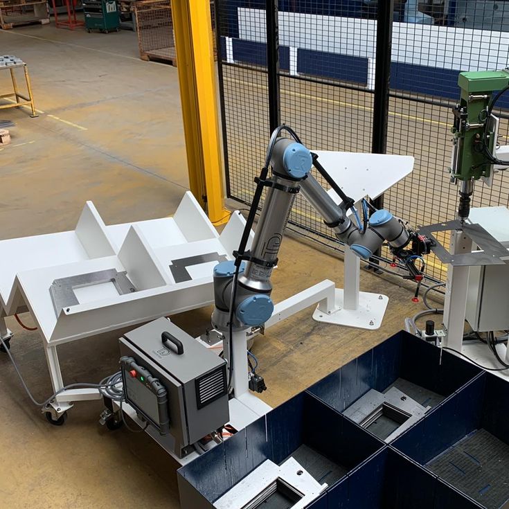 Directement pilotée par le cobot grâce à son protocole de communication intégré, l'unité de perçage s'active automatiquement pour effectuer les quatres trous nécessaires.