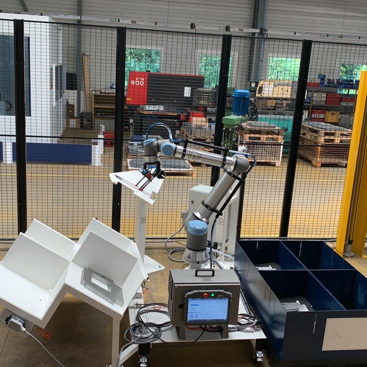 L'opération d'empilage/dépilage de tôle est d'abord réalisée par le cobot à l'aide de ventouses - via un préhenseur à vide développé et imprimé en 3D par TD Conception.