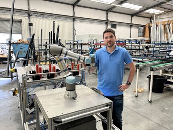 La cohabitation entre le monteur et le cobot UR en toute sécurité est la clé du succès de cette application. La réduction des troubles musculosquelettiques est drastique puisque les employés n’ont plus besoin de rester appuyer sur la gâchette du pistolet à colle