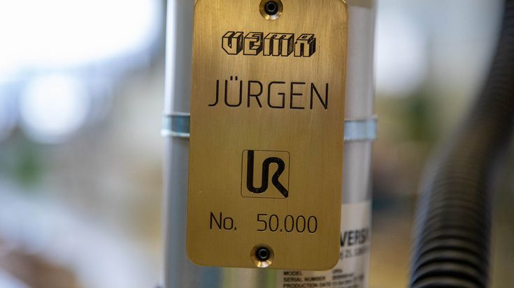 Cobot Jürgen im Einsatz: Er schuftet bei VEMA an sieben Tagen die Woche, 24 Stunden am Tag.