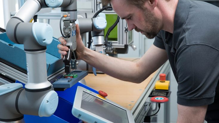 UR3e: Der Wichtel unter den Cobots übernimmt bei JUNG kleinteilige Aufgaben.